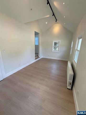 867 River Road, Teaneck, NJ 07666