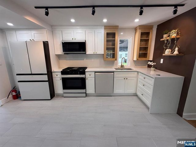 867 River Road, Teaneck, NJ 07666