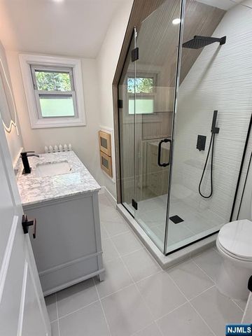 867 River Road, Teaneck, NJ 07666
