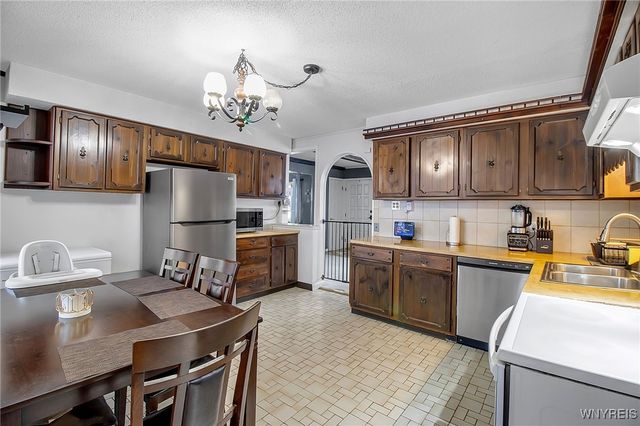 65 Crescent Road, Grand Island, NY 14072