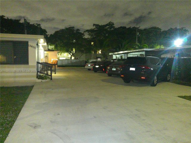 12400 NE 11th Ct 2, North Miami, FL 33161