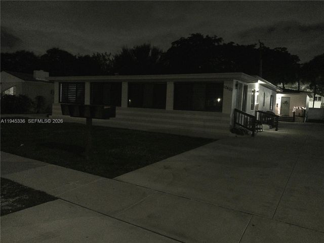 12400 NE 11th Ct 2, North Miami, FL 33161