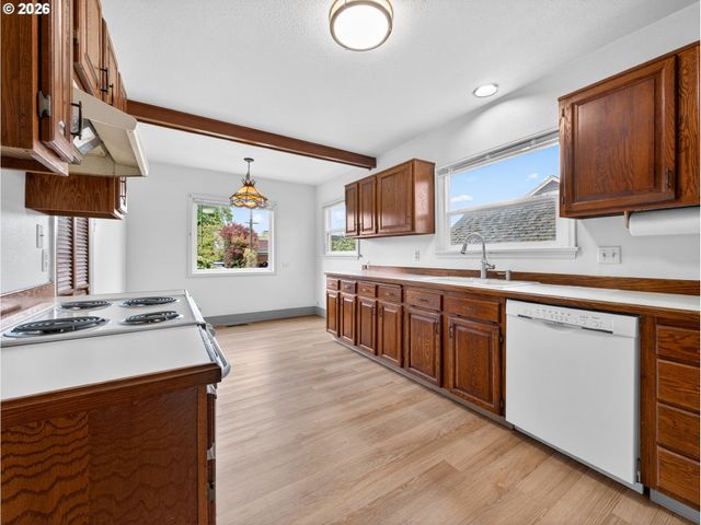 5923 Ne SACRAMENTO St, Portland, OR 97213