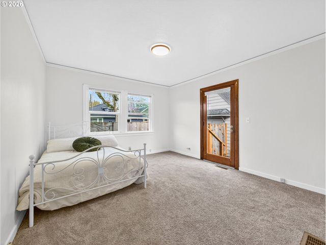 5923 Ne SACRAMENTO St, Portland, OR 97213