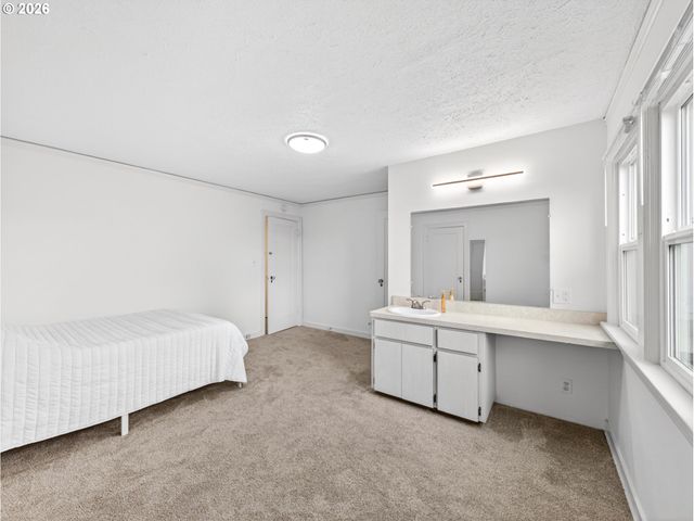 5923 Ne SACRAMENTO St, Portland, OR 97213