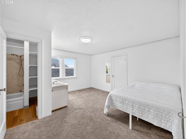 5923 Ne SACRAMENTO St, Portland, OR 97213