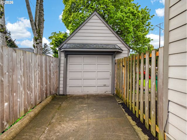 5923 Ne SACRAMENTO St, Portland, OR 97213