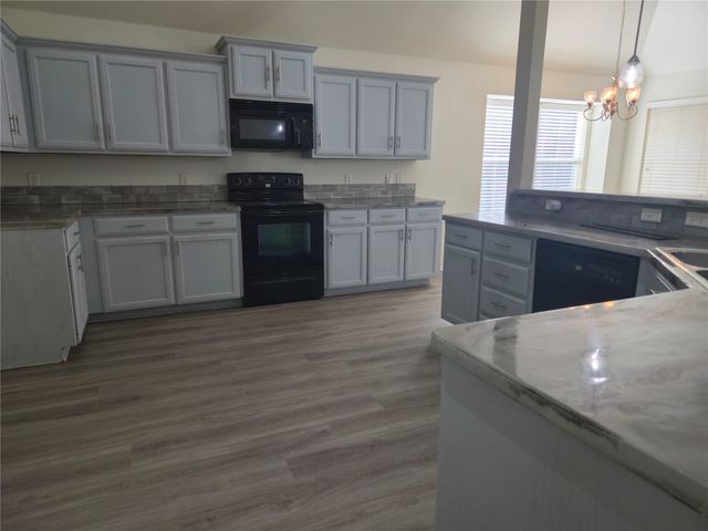 500 Crescent Creek Lane, Fort Worth, TX 76140