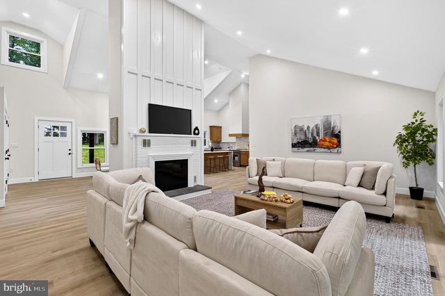 8 LUPINE LN, Titusville, NJ 08560