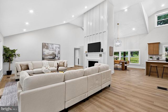 8 LUPINE LN, Titusville, NJ 08560