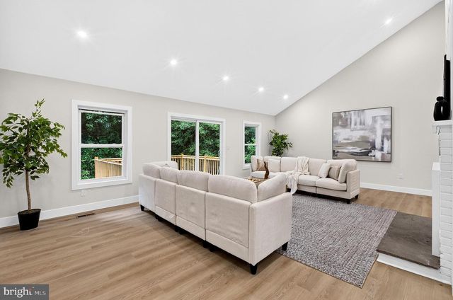 8 LUPINE LN, Titusville, NJ 08560