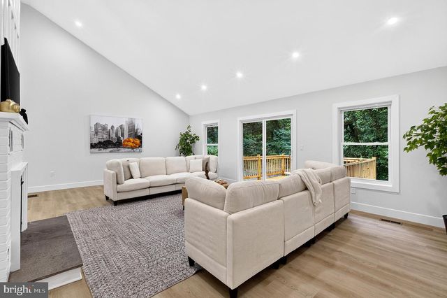 8 LUPINE LN, Titusville, NJ 08560