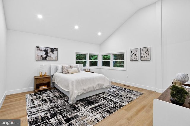 8 LUPINE LN, Titusville, NJ 08560
