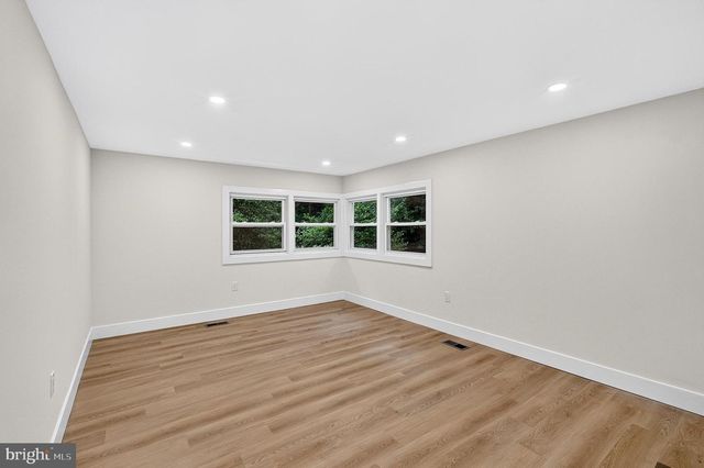 8 LUPINE LN, Titusville, NJ 08560
