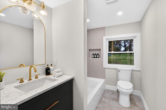 8 LUPINE LN, Titusville, NJ 08560