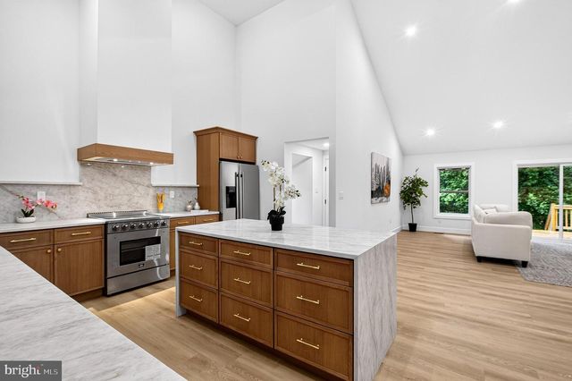 8 LUPINE LN, Titusville, NJ 08560