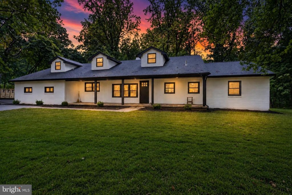 8 LUPINE LN, Titusville, NJ 08560