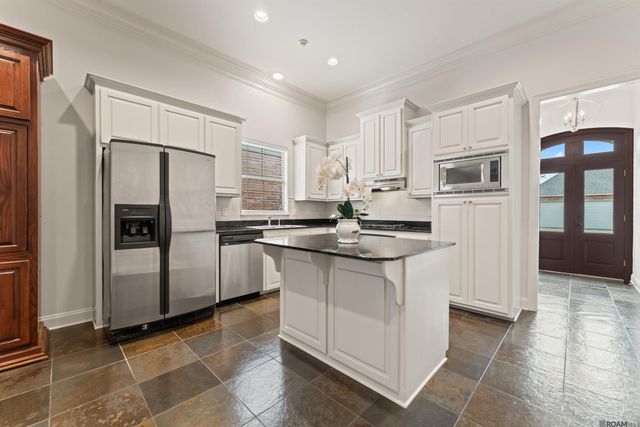 10684 Woodland Oaks, Baton Rouge, LA 70809