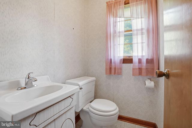 11 REO CT, Colonia, NJ 07067