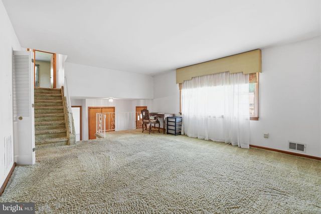11 REO CT, Colonia, NJ 07067