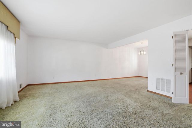 11 REO CT, Colonia, NJ 07067