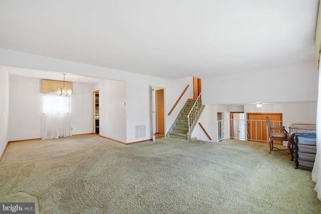 11 REO CT, Colonia, NJ 07067