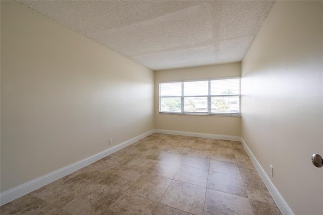 2555 NE 11th Street 302, Fort Lauderdale, FL 33304