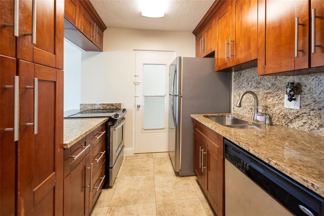 2555 NE 11th Street 302, Fort Lauderdale, FL 33304