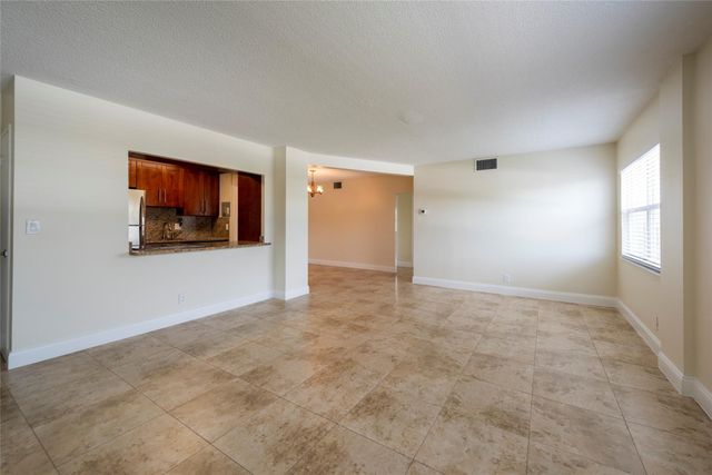 2555 NE 11th Street 302, Fort Lauderdale, FL 33304