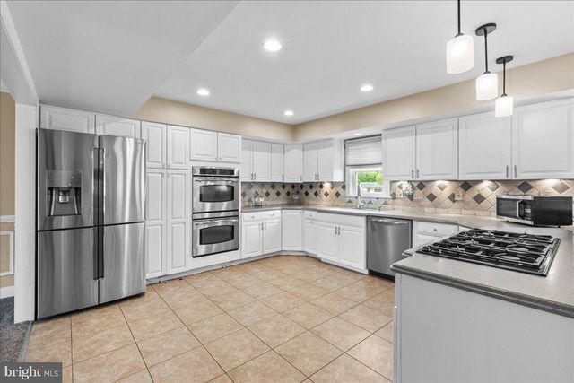 70 TWIN PONDS DR, Sewell, NJ 08080