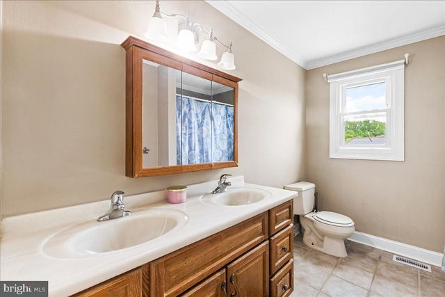70 TWIN PONDS DR, Sewell, NJ 08080
