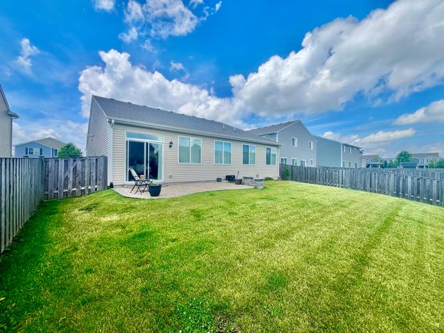 1074 Chestnut Drive, Pingree Grove, IL 60140