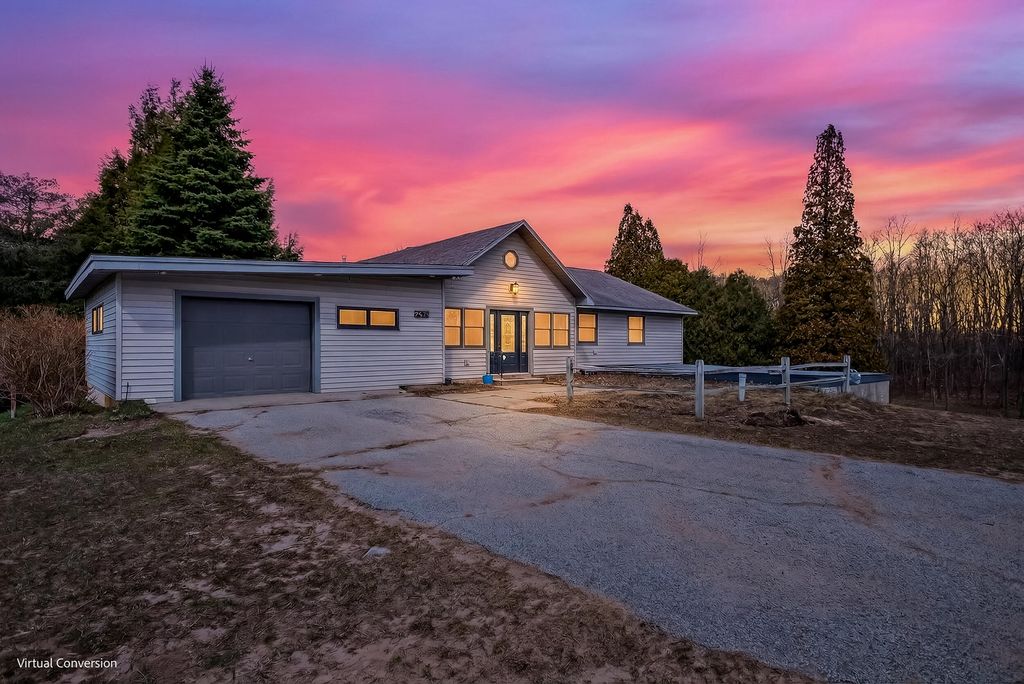 25 N Oceana Drive, Hart, MI 49455