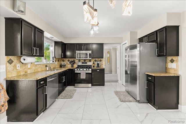 2420 Baltimore Court, Commerce Charter Township, MI 48382