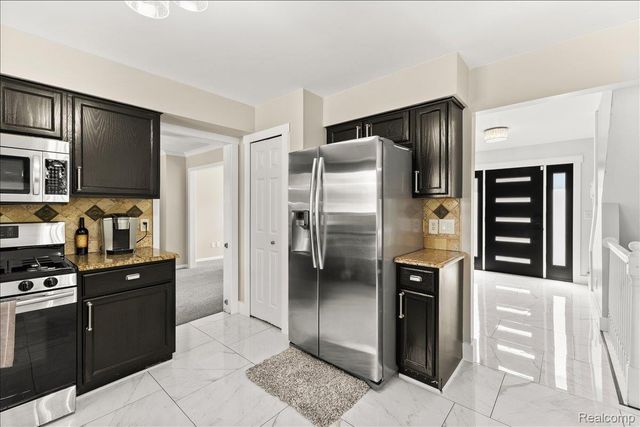 2420 Baltimore Court, Commerce Charter Township, MI 48382