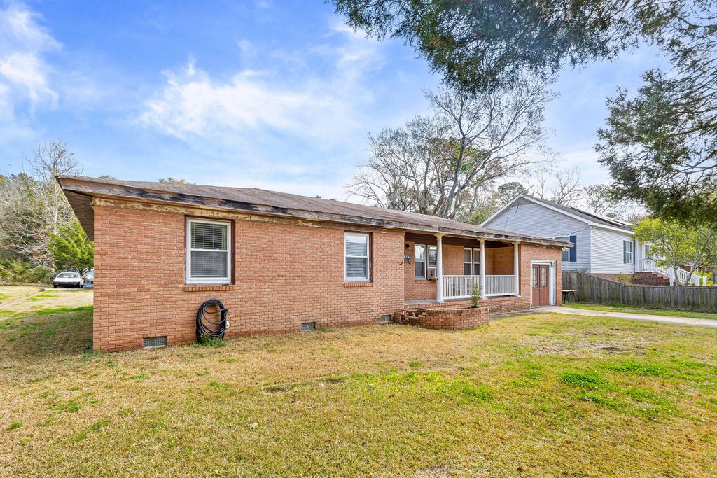 Image 2 of property listing at 4744 Holbird Street, North Charleston, SC 29405