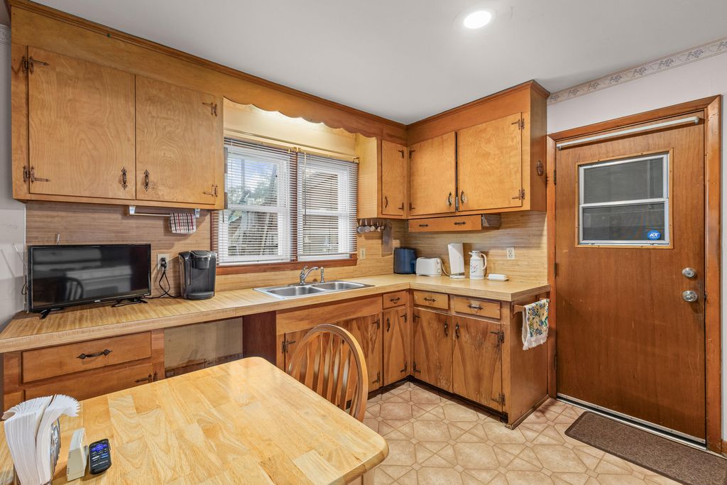 Image 8 of property listing at 4744 Holbird Street, North Charleston, SC 29405