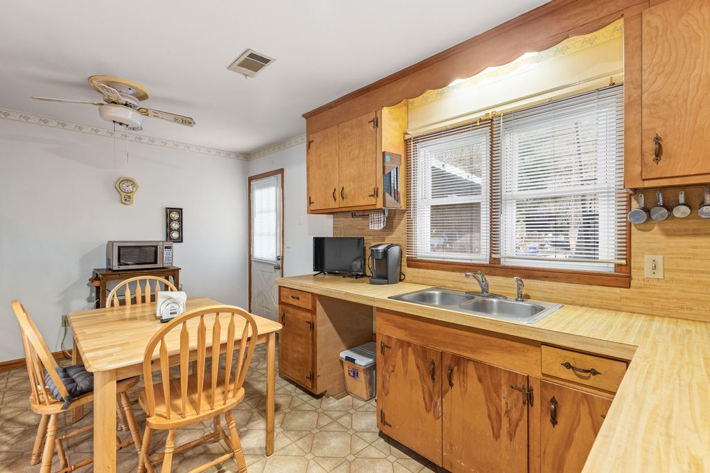 Image 9 of property listing at 4744 Holbird Street, North Charleston, SC 29405