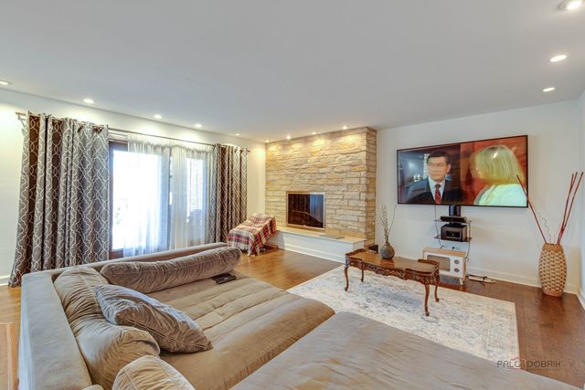 8 Lucas Drive, Palos Hills, IL 60465