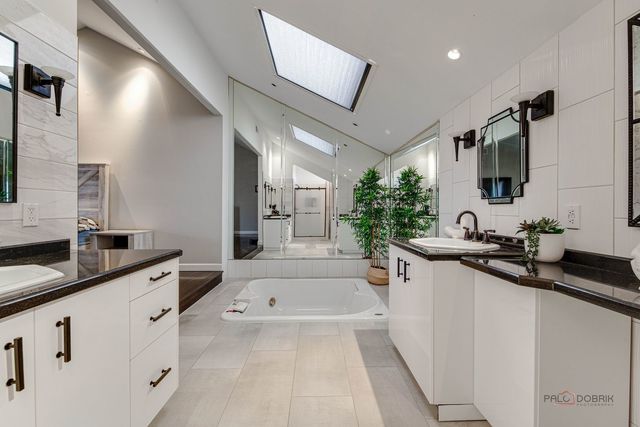 8 Lucas Drive, Palos Hills, IL 60465