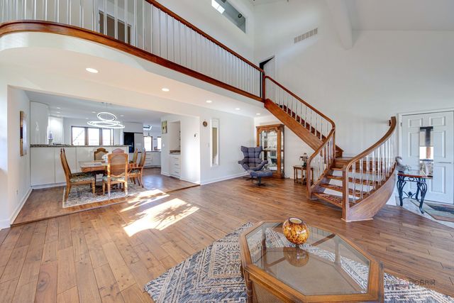 8 Lucas Drive, Palos Hills, IL 60465