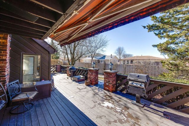 8 Lucas Drive, Palos Hills, IL 60465