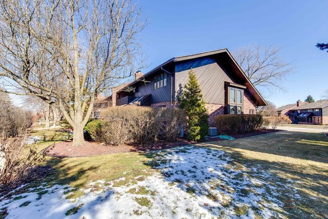 8 Lucas Drive, Palos Hills, IL 60465