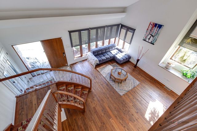 8 Lucas Drive, Palos Hills, IL 60465