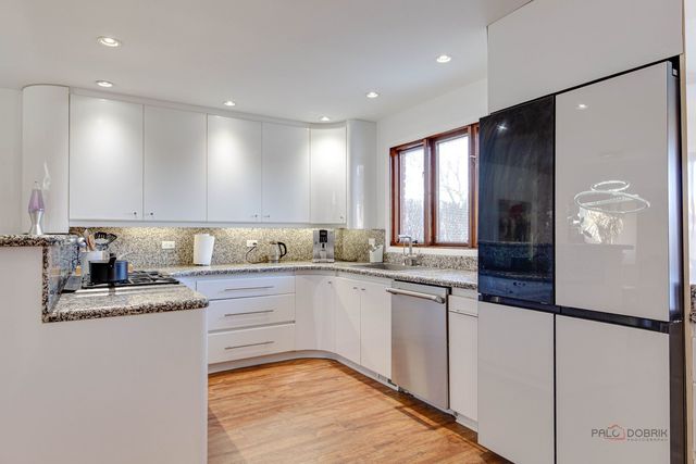 8 Lucas Drive, Palos Hills, IL 60465