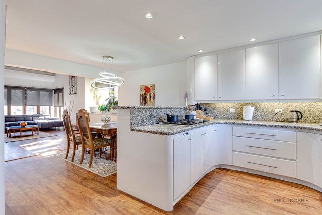 8 Lucas Drive, Palos Hills, IL 60465