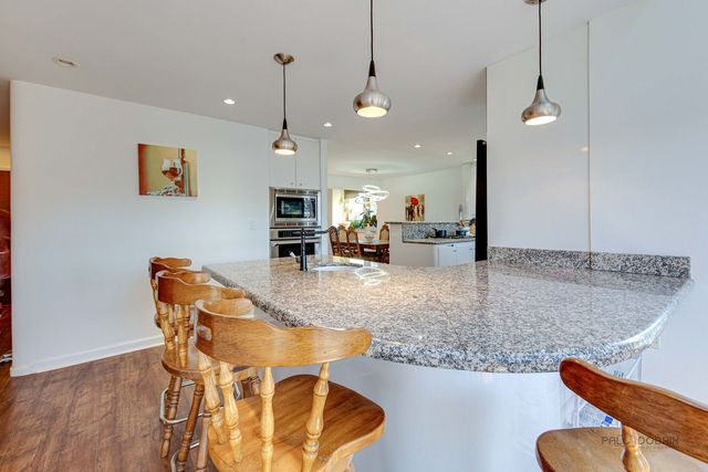 8 Lucas Drive, Palos Hills, IL 60465