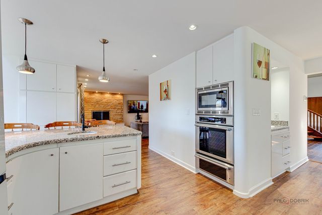 8 Lucas Drive, Palos Hills, IL 60465