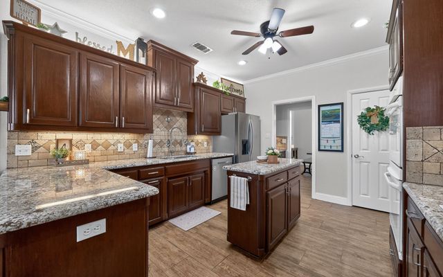 2515 Lakeshore Drive, Cleburne, TX 76033