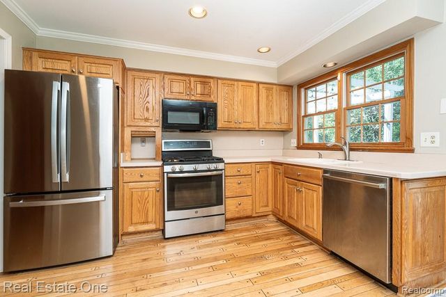 1377 Barneswood Lane, Rochester Hills, MI 48306